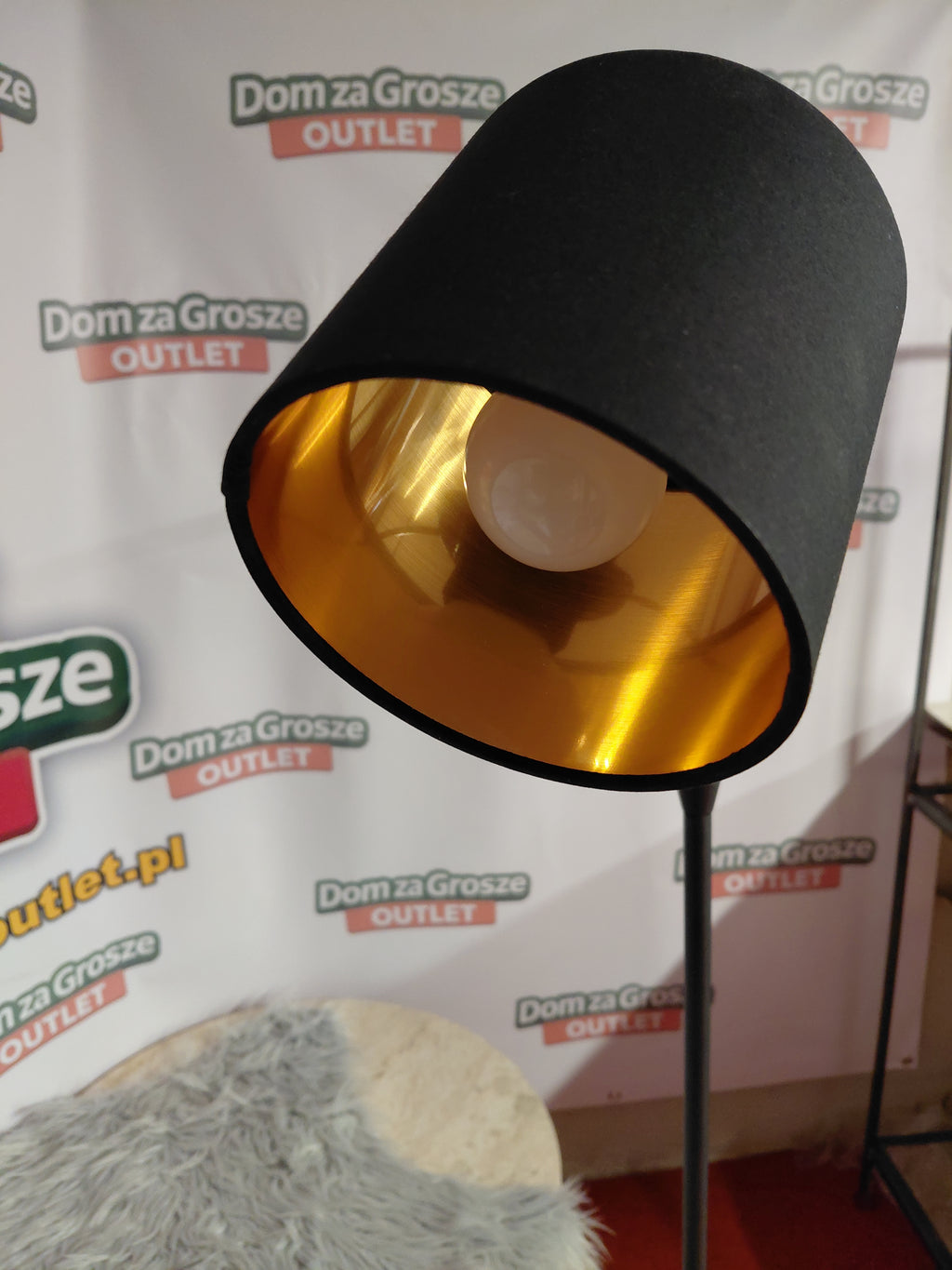 Lampa Podłogowa Loft – Czarny Metal, Abażur Czarno-Złoty