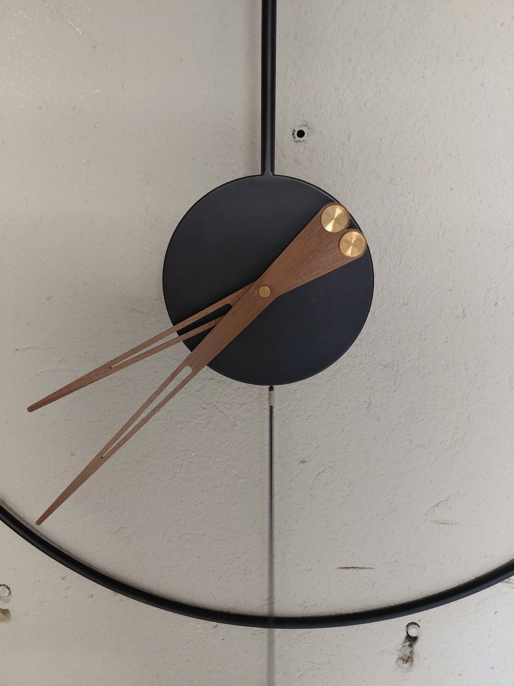 Zegar ścienny z wahadłem 60 cm – czarny metal, styl skandynawski ❤️ ozdoba salonu!