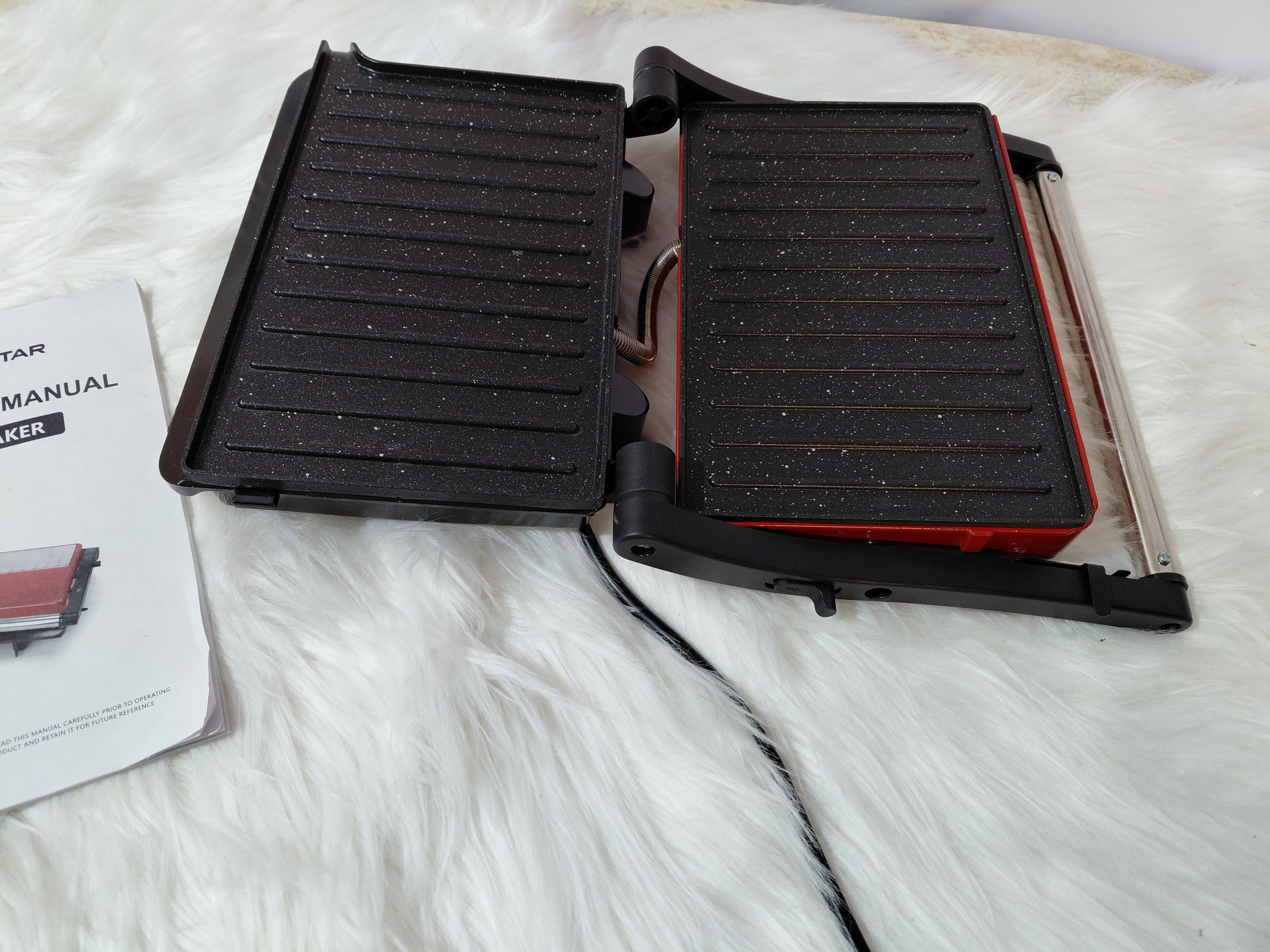Opiekacz Panini Maker Aigostar – rowkowane płyty, powłoka marmurkowa, ~1500W 🔥 idealny na tosty i grill!