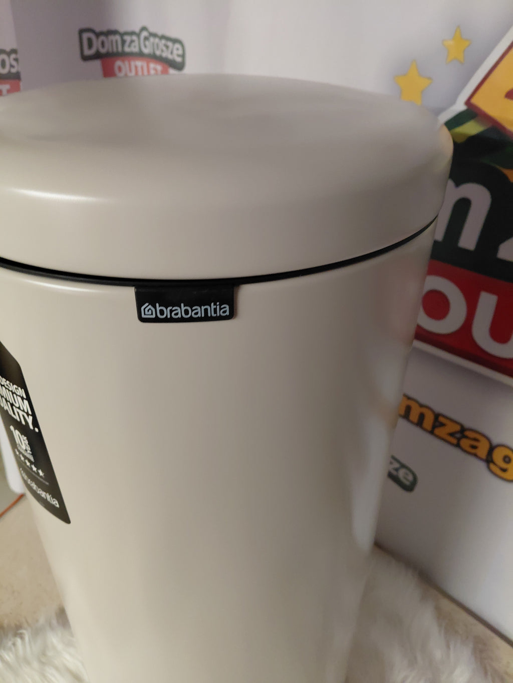 Brabantia NewIcon – metal pedal bin, 30L, cream (dent on the top lid)