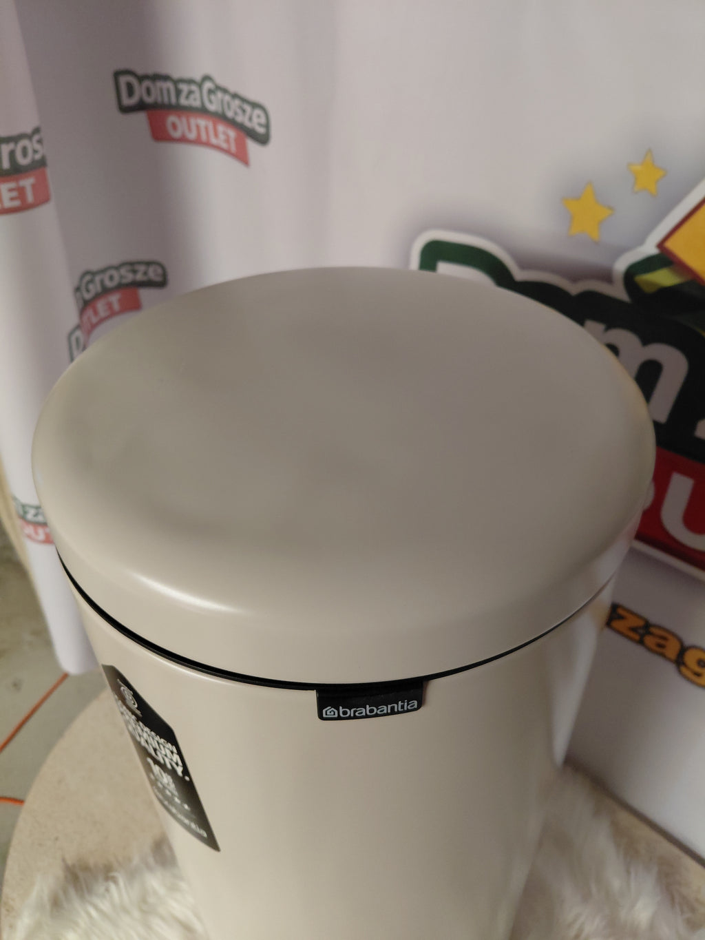 Brabantia NewIcon – metal pedal bin, 30L, cream (dent on the top lid)