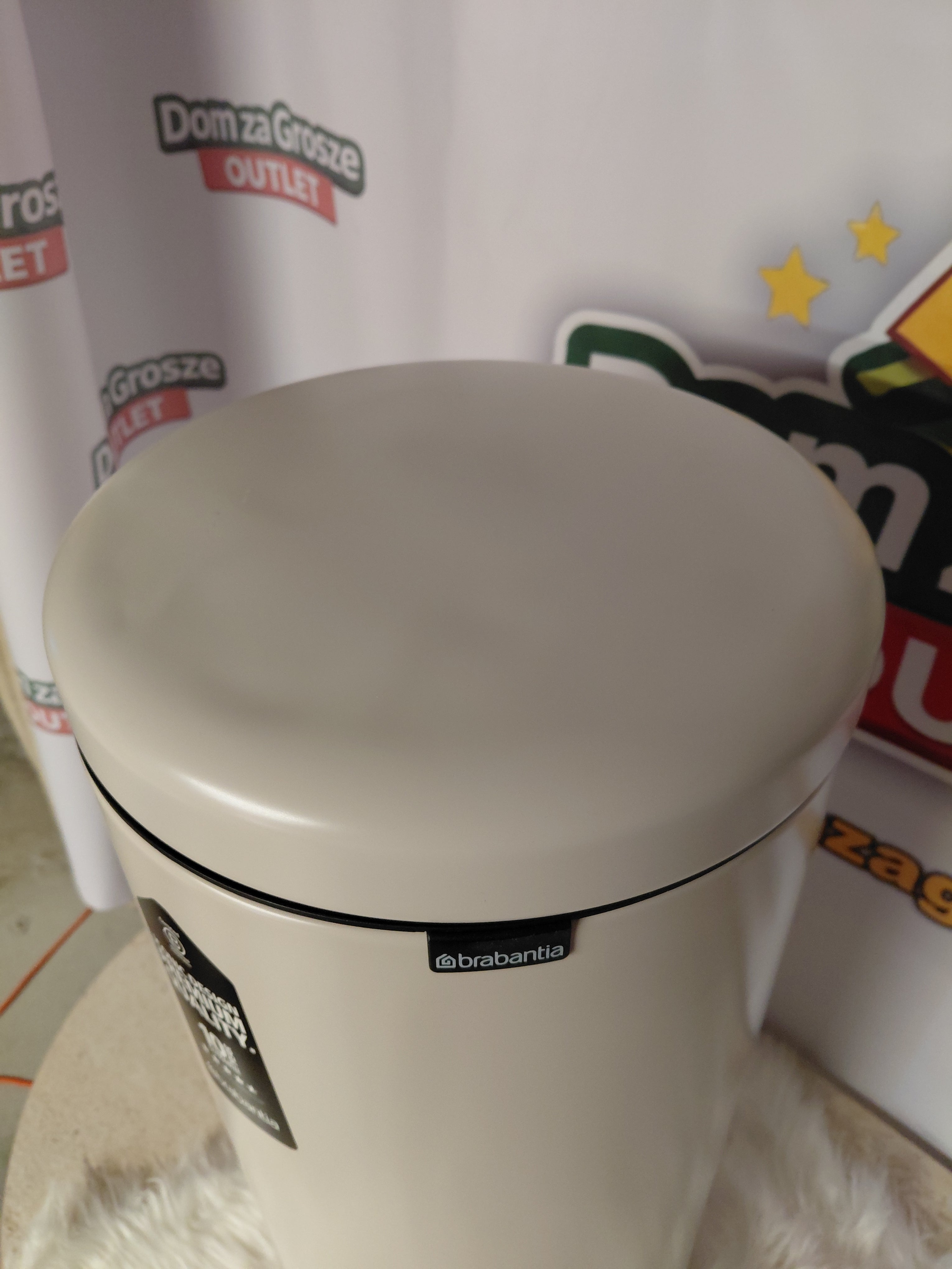 Brabantia NewIcon - metalowy kosz na śmieci z pedałem 30 l, kremowy (wgniecenie na górnej pokrywie)
