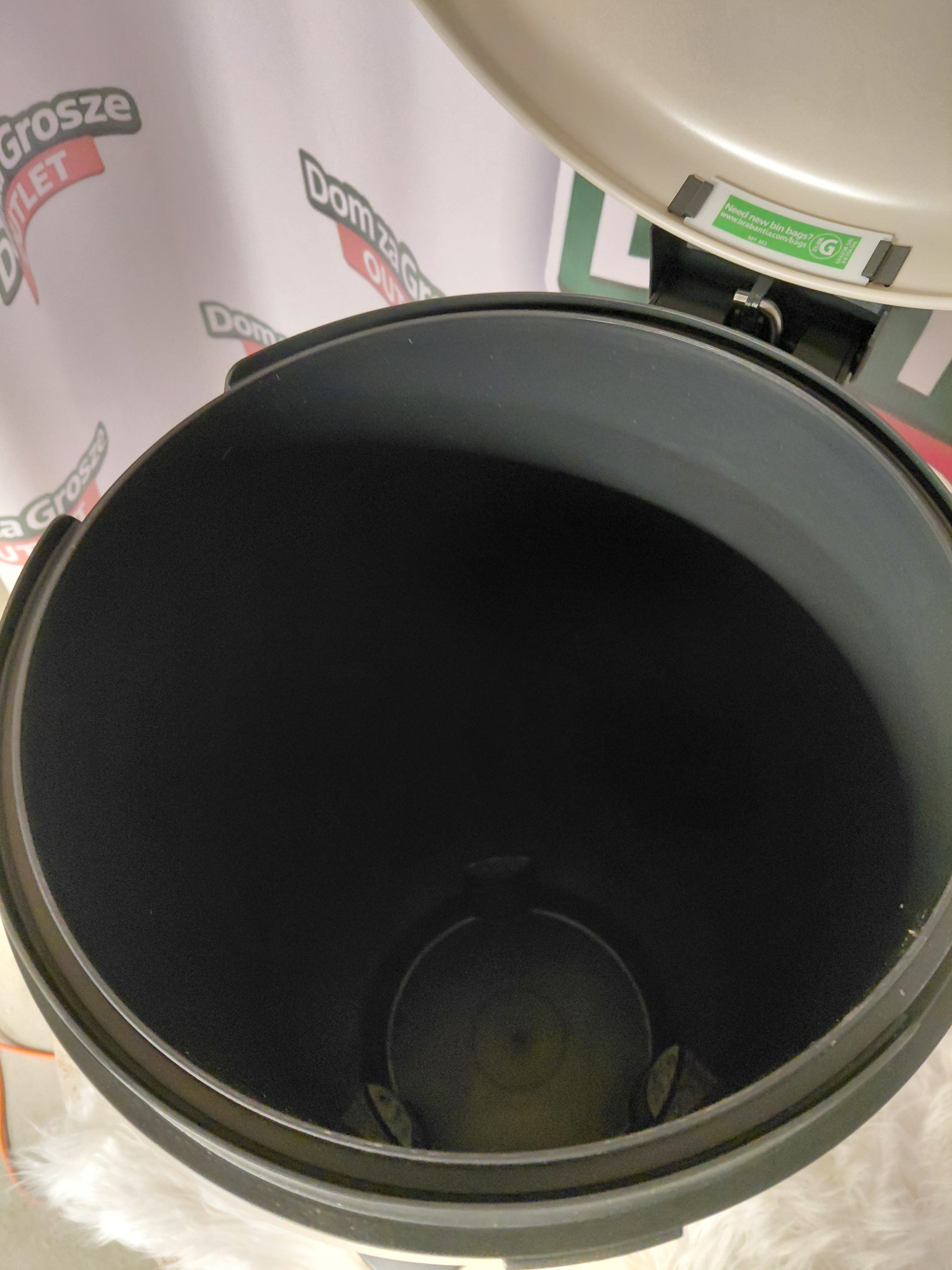 Brabantia NewIcon - metalowy kosz na śmieci z pedałem 30 l, kremowy (wgniecenie na górnej pokrywie)