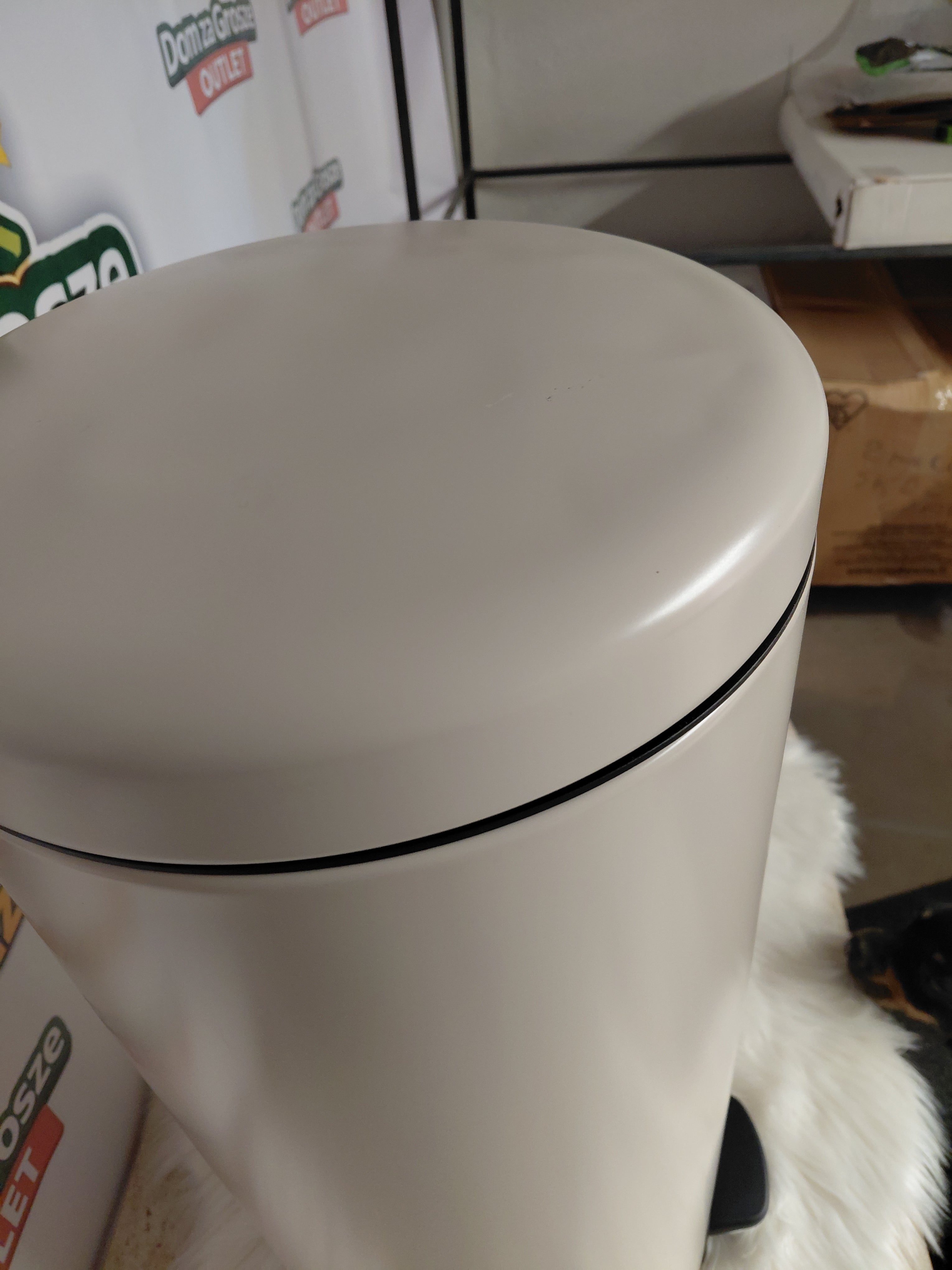 Brabantia NewIcon - metalowy kosz na śmieci z pedałem 30 l, kremowy (wgniecenie na górnej pokrywie)