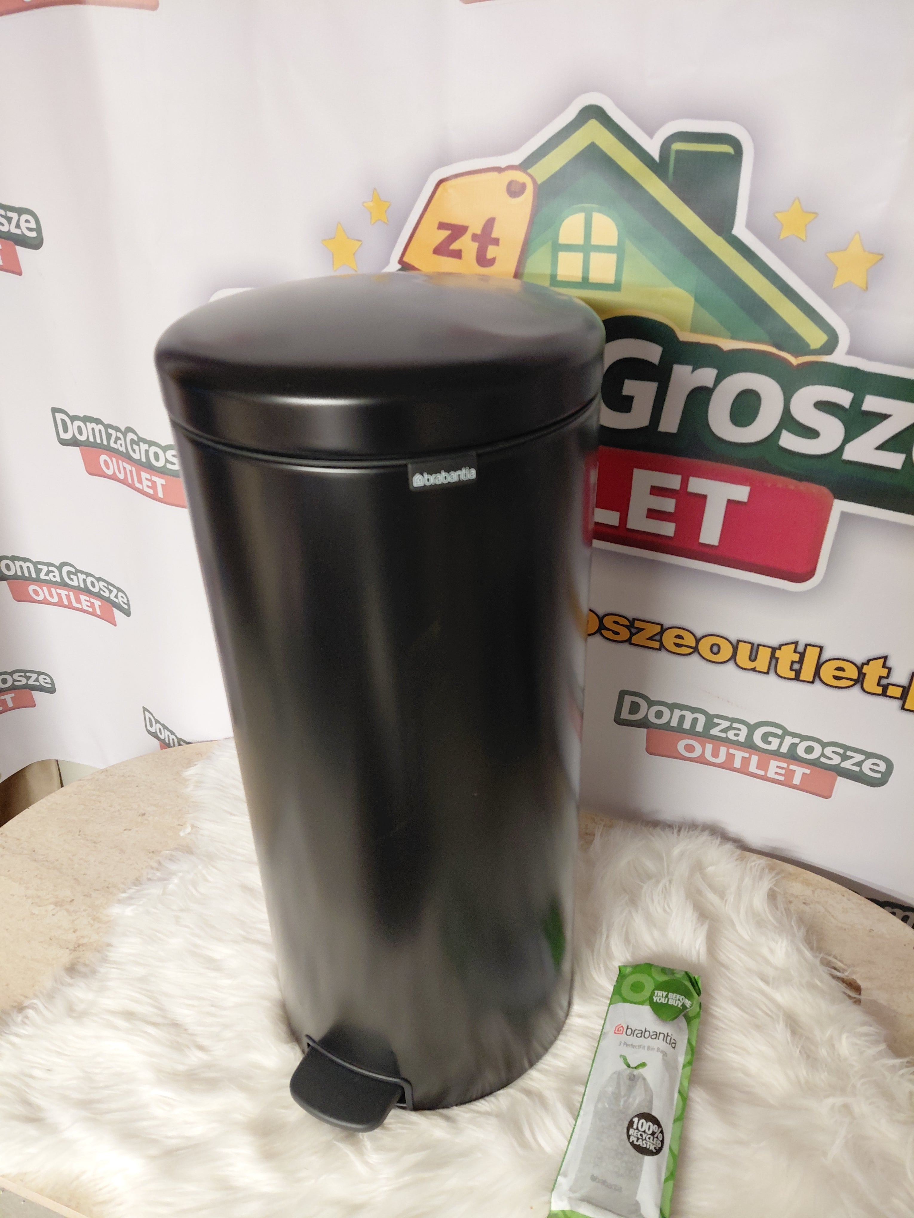Brabantia NewIcon - metalowy kosz na śmieci z pedałem 30 l, czarny (delikatne wgniecenie na górze)