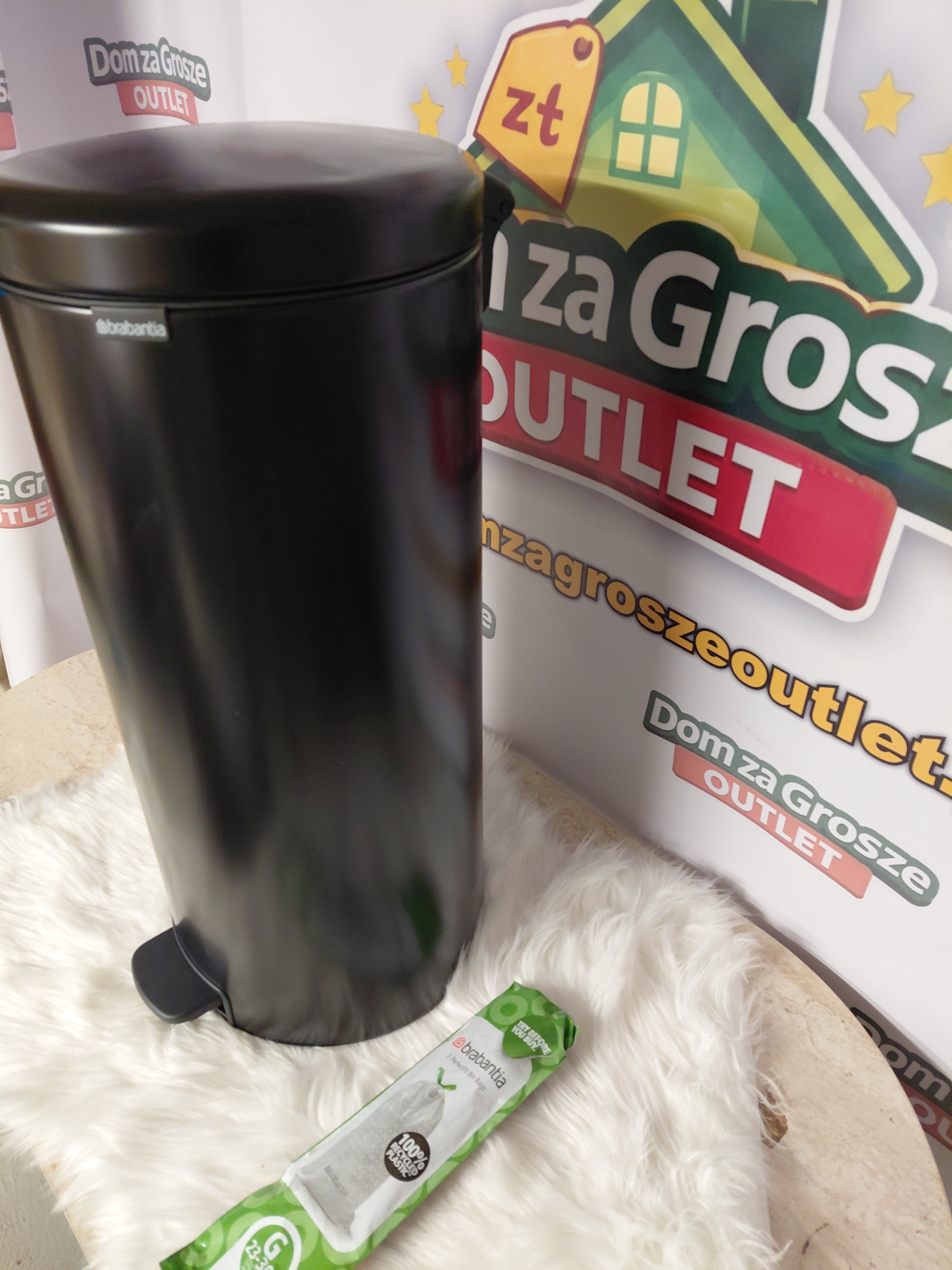 Brabantia NewIcon - metalowy kosz na śmieci z pedałem 30 l, czarny (delikatne wgniecenie na górze)