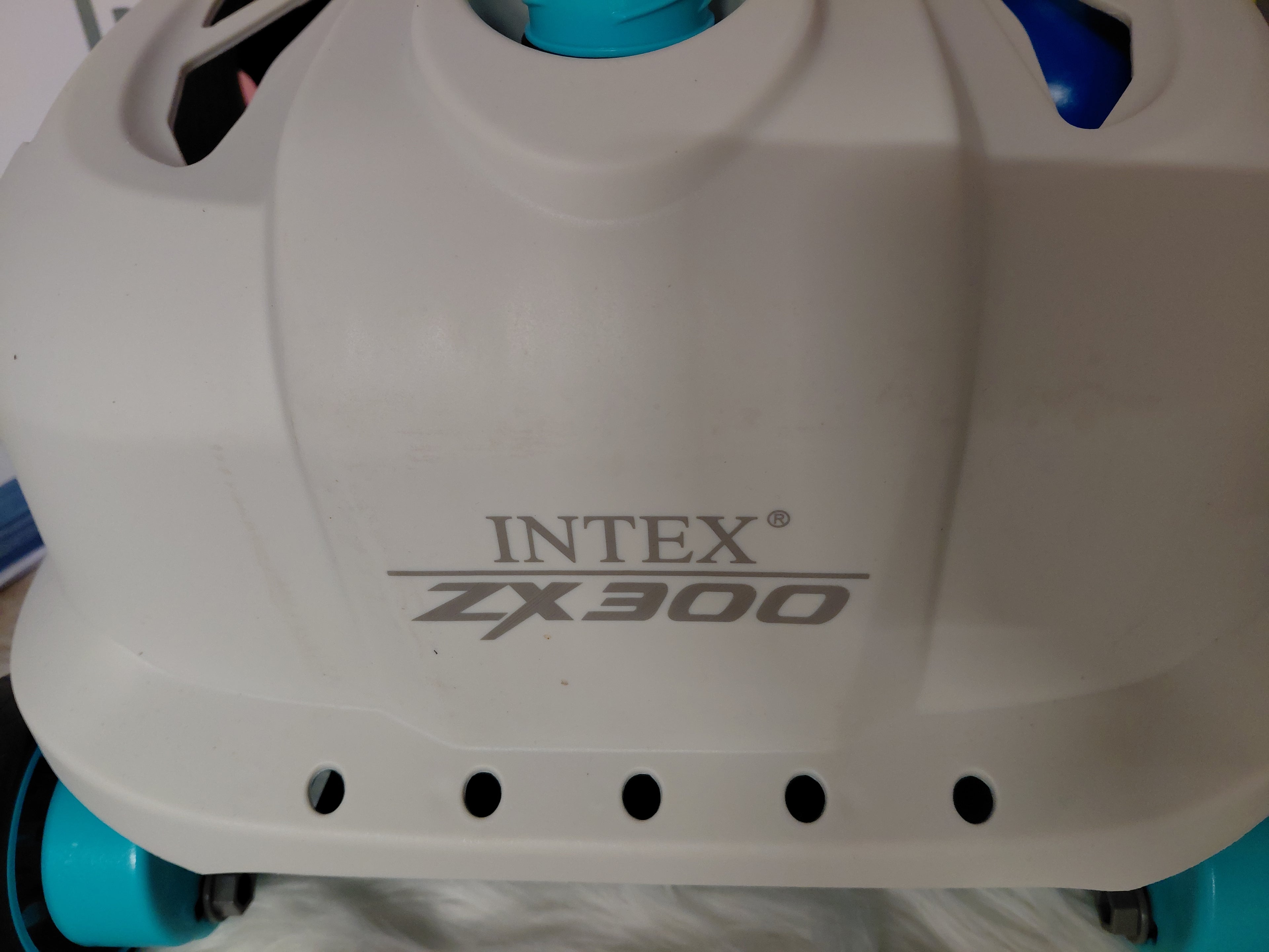 Intex ZX300 – automatyczny odkurzacz basenowy z akcesoriami