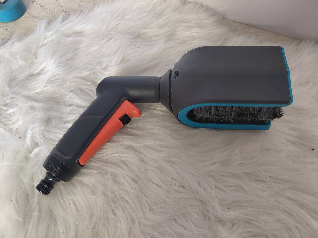 Gardena Cleansystem Szczotka do mycia z podłączeniem do węża ogrodowego - przycisk on/off odporność na mróz