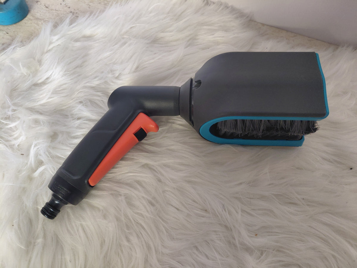 Gardena Cleansystem Szczotka do mycia z podłączeniem do węża ogrodowego - przycisk on/off odporność na mróz