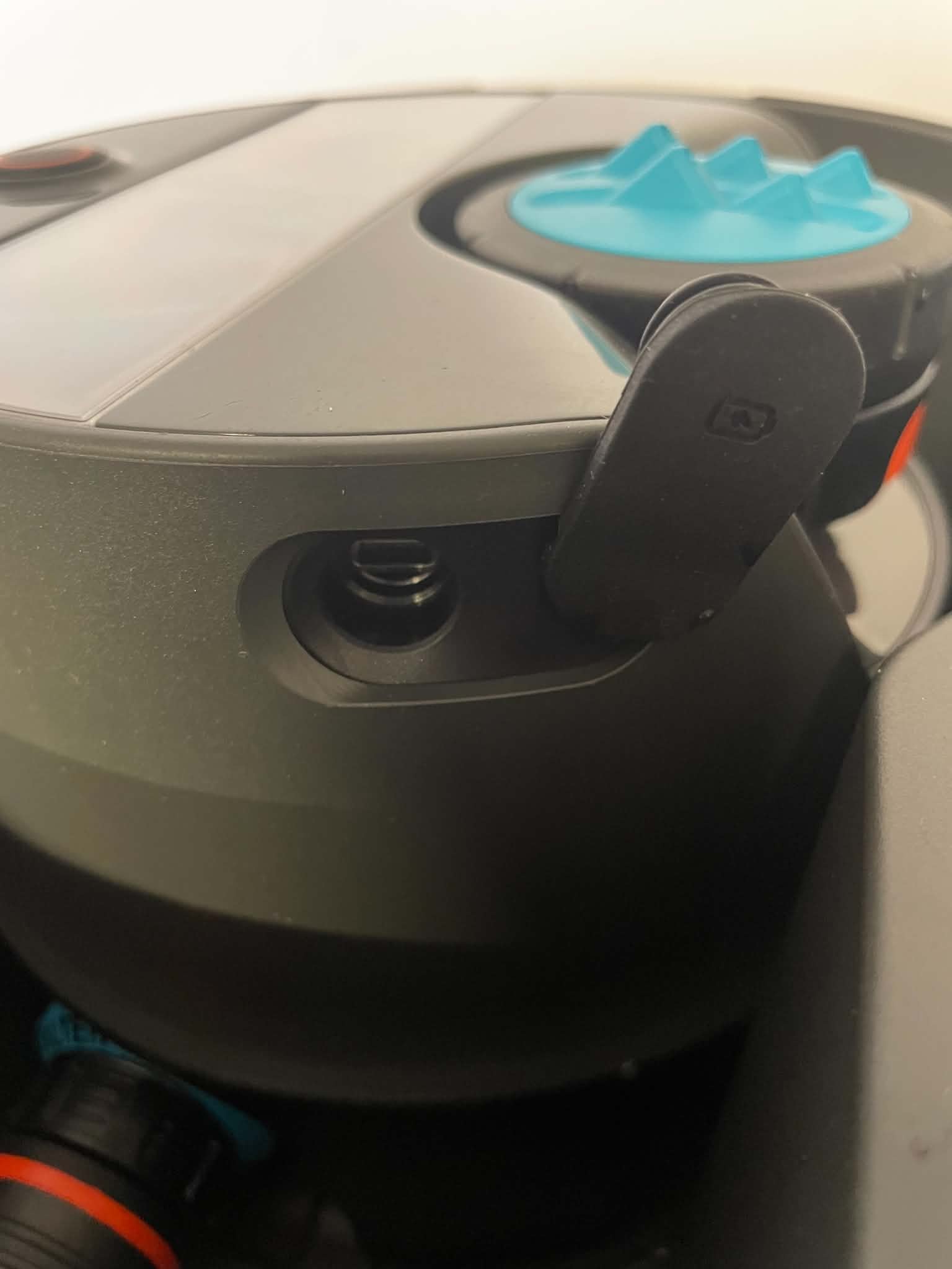 Gardena AquaPrecise Bluetooth - System nawadniania Pipeline All-in-One z panelem słonecznym