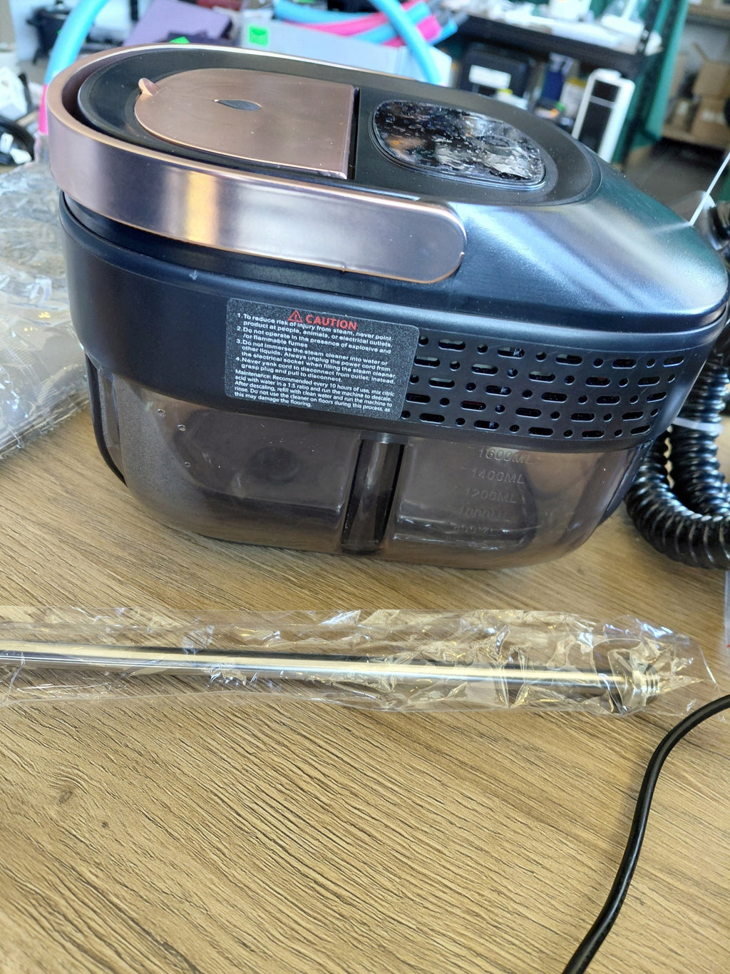 Myjka parowa VYZIO 1600 W, 1,6 l – miedziano-czarna
